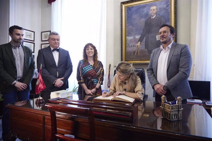 La vicepresidenta segunda del Gobierno de España y Ministra de Trabajo y Economía Social, Yolanda Díaz, firma en el libro de honor del Ayuntamiento de Cádiz, imagen de archivo 