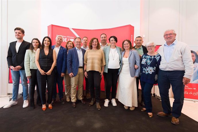 La secretaria general del PSIB-PSOE, Francina Armengol, con los candidatos al Consell Insular de Ibiza y al Parlament por esta Isla