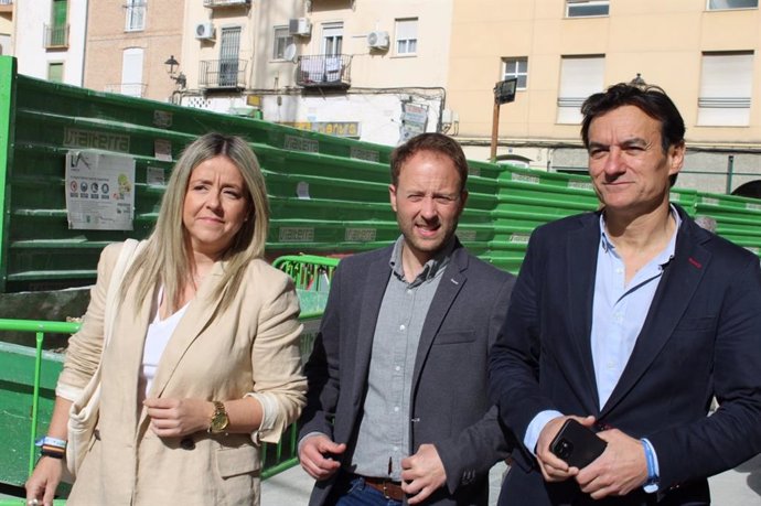 El presidente del PP de Jaén y la secretaria general, Erik Domínguez y Elena González, junto al candidato a la Alcaldía de la capital, Austín González