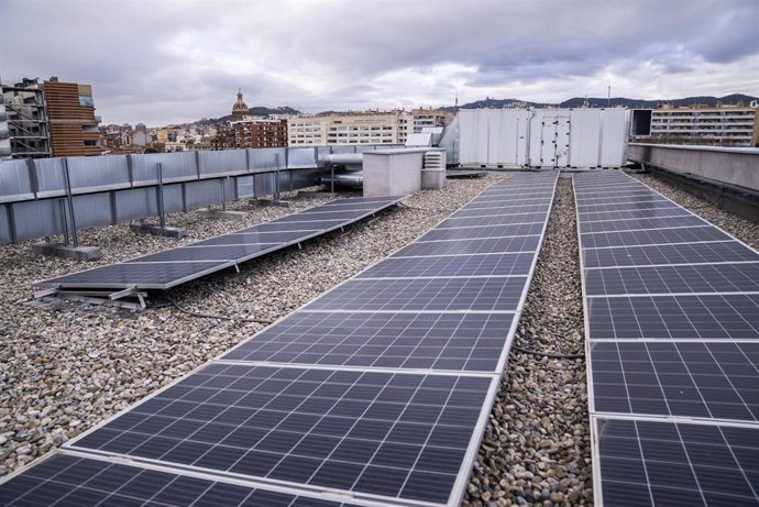 Imagen de una placa fotovoltaica en Barcelona