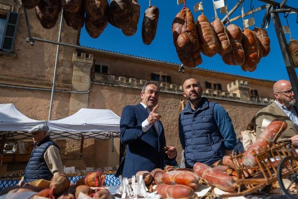 El teniente de alcalde y regidor de Urbanismo y Licencias de Actividades de CS en el Ayuntamiento de Andratx, Ángel Hoyos, y el diputado Juanma Gómez visitan la Feria agrícola y ganadera del municipio