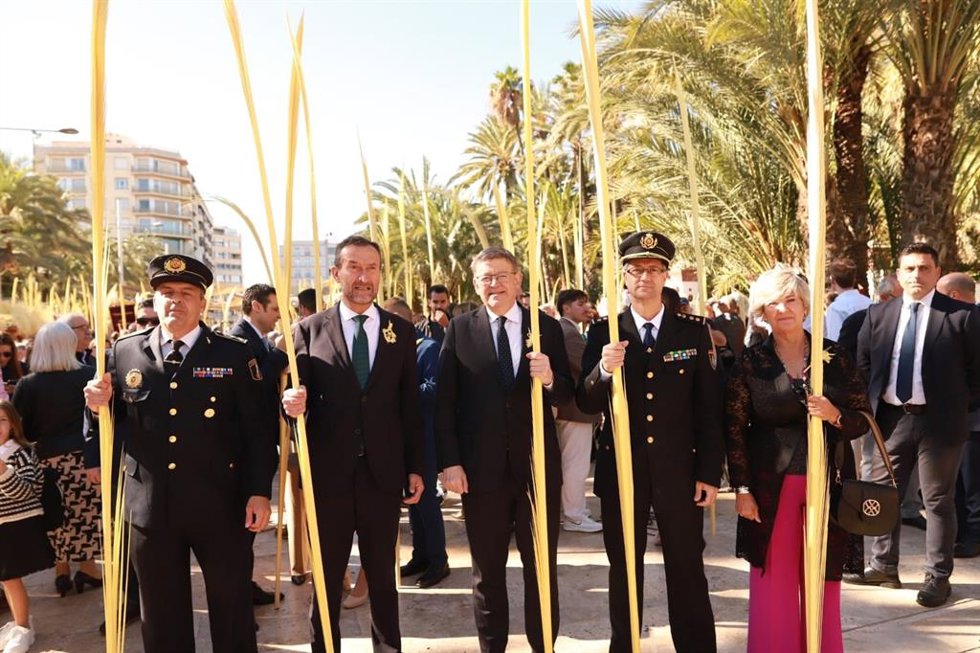 Unas 70.000 personas visten las calles de Elche con sus palmas blancas en la procesión del Domingo de Ramos