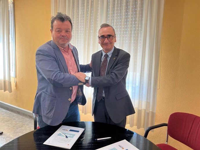 El presidente de la FAMCP y el director General de Planificación y Desarrollo Económico tras la firma de la declaración a Aragón Economía Social.