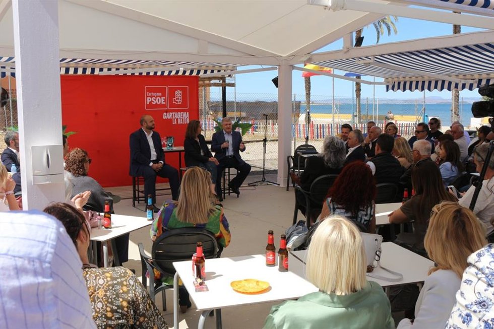 El secretario general del PSOE en la Región de Murcia, José Vélez, con la vicepresidenta del Gobierno de España y Ministra para la Transición Ecológica y Reto Demográfico, Teresa Ribera.