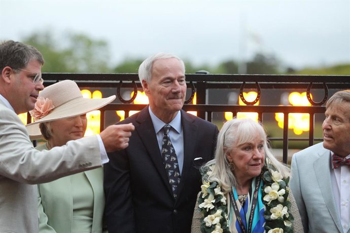 Archivo - April 13, 2019 - Hot Springs, Arkansas, U.S. - April 13, 2019: Omaha Beach owner Richard Porter with Arkansas Governor Asa Hutchinson in the winners circle after winning the Arkansas Derby at Oaklawn Racing Casino Resort in Hot Springs, Arkans