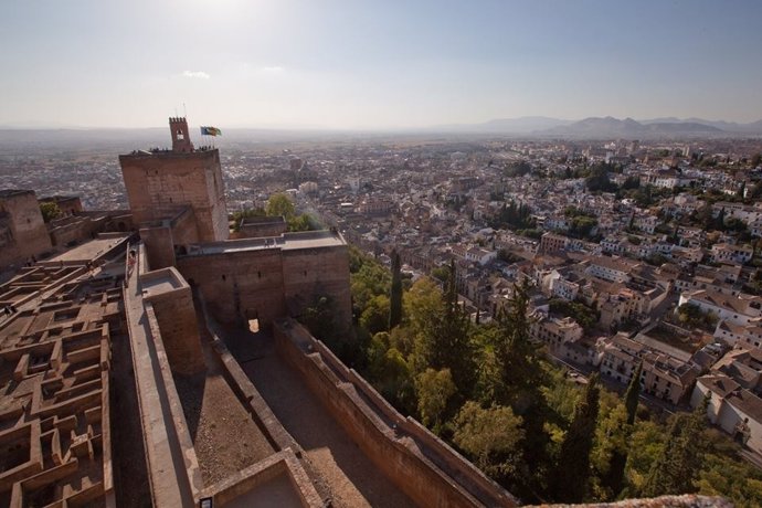 Archivo - Vista de la ciudad de Granada desde la Alcazaba