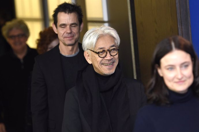 Archivo - February 15, 2018 - Berlin, Berlin, Deutschland - Jury president Tom Tykwer, Ryuichi Sakamoto and Adele Romanski during the jury photocall at the 68th Berlin International Film Festival / Berlinale 2018 on February 15 in Berlin, Germany.