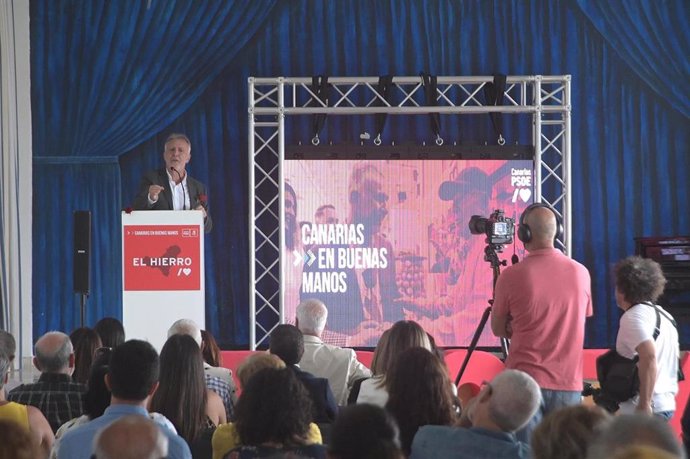 El presidente de Canarias y secretario general del PSOE en las islas, Ángel Víctor Torres, interviene en un acto electoral en El Hierro