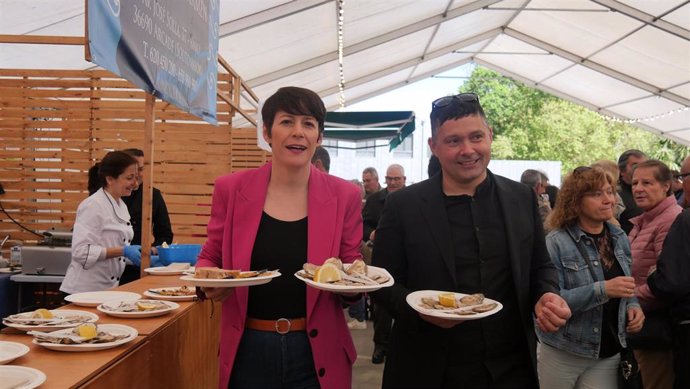 A portavoz nacional do BNG, Ana Pontón, e o candidato á Alcaldía de Soutomaior (Pontevedra), Manuel Lourenzo, na Festa dá Ostra de Arcade.