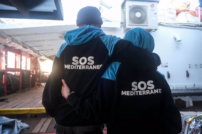 Archivo - Migrantes rescatados por el 'Ocean Viking' 