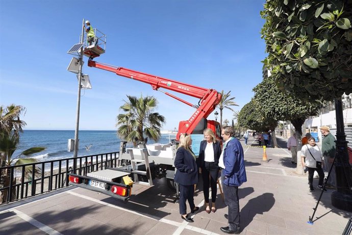 La alcaldesa, Ángeles Muñoz, ha visitado los trabajos que se están desarrollando en La Venus y ha subrayado que Marbella será la primera ciudad de Andalucía que contará con esta innovadora herramienta.