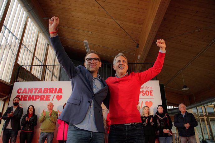 El candidato socialista a la Alcaldía de Reinosa, Sergio Balbontín, con el secretario general del PSC-PSOE, Pablo Zuloaga