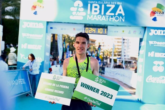 Dani Mateo, ganador y nuevo récord del Santa Eulria Ibiza 22K