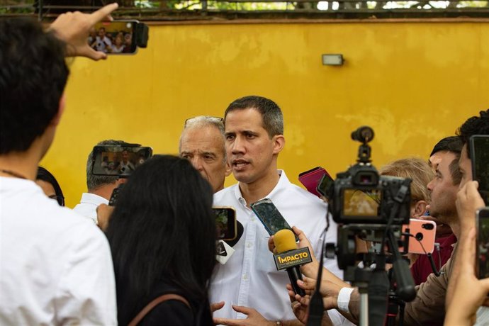 Archivo - Imagen de archivo del dirigente de la oposición de Venezuela Juan Guaido ante los medios en la ciudad venezolana de Valencia, en Carabobo