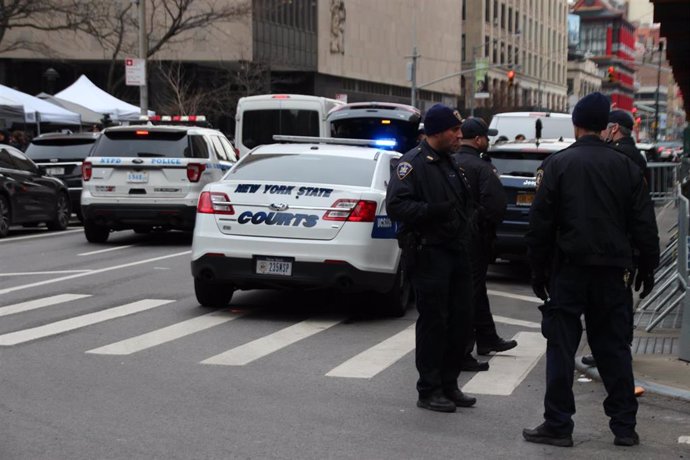 Agentes de Policía permanecen frente al edificio de la Fiscalía de Nueva York después de que  el fiscal del distrito de Manhattan revelara las acusaciones contra el expresidente estadounidense Donald Trump