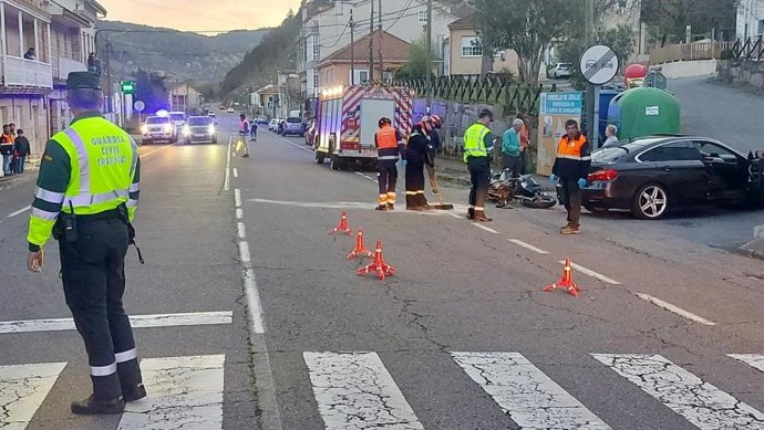 Colisión entre un turismo y una motocicleta en Cenlle (Ourense), en la que resultó herido grave el motorista, vecino de Ourense de 68 años de edad.