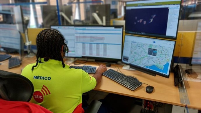 Archivo - Personal médico en la sala operativa del Centro Coordinador de Emergencias y Seguridad (Cecoes) 1-1-2