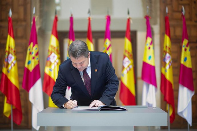 El Presidente De Castilla-La Mancha, Emiliano García-Page, Firma El Decreto De Elecciones A Las Cortes De Castilla-La Mancha. La Rúbrica Ha Tenido Lugar En El Palacio De Fuensalida.