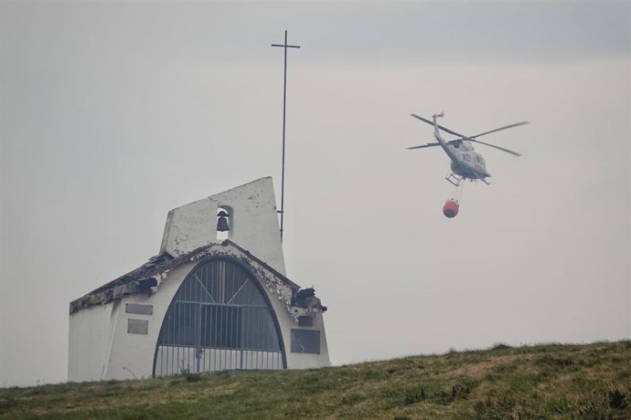 Un helicóptero en el incendio de los concejos de Valdes y Tineo, a 30 de marzo de 2023, en Asturias (España).