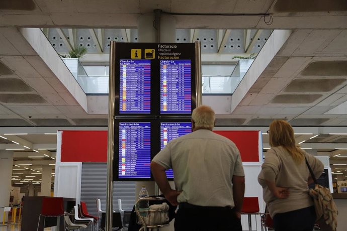 Archivo - Turistas en el aeropuerto de Palma.