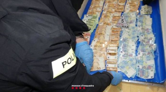 Los Mossos d'Esquadra han incautado 7.000 euros en efectivo y distintas cantidades de droga