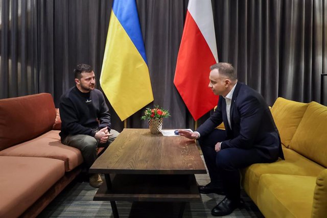 Archivo - El presidente de Polonia, Andrzej Duda (d), recibe en Varsovia a su homólogo de Ucrania, Volodimir Zelenski (i)