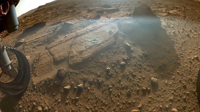 Esta imagen muestra el afloramiento rocoso que el equipo científico de Perseverance llama "Berea" después de que el rover de la NASA en Marte extrajera un núcleo de roca (derecha) y desgastara un parche circular (izquierda).