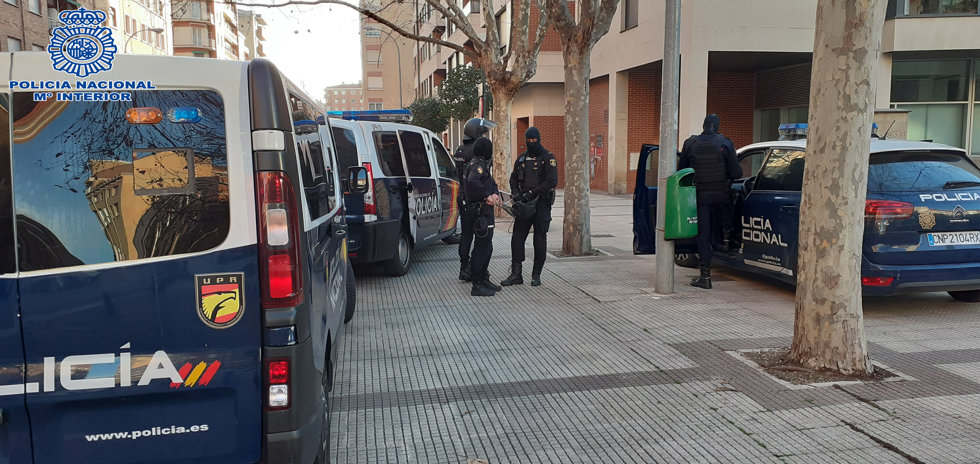 Actuación policial en la plaza Martínez Flamarique contra drogas
