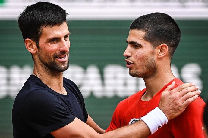 Archivo - Novak Djokovic y Carlos Alcaraz