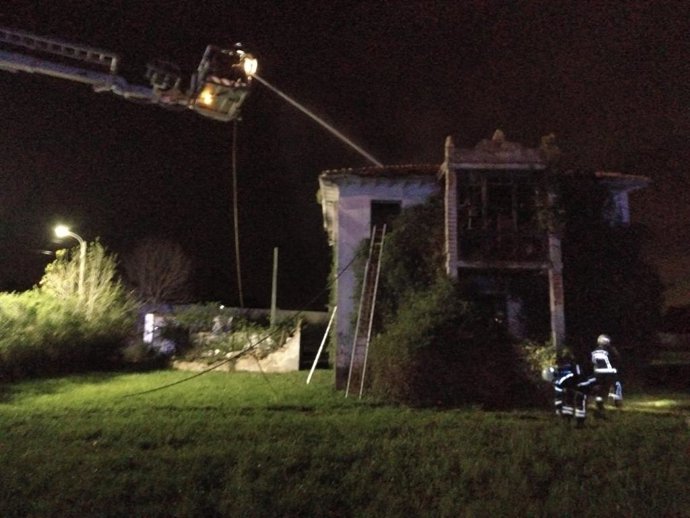 Vivienda calcinada en Sarón