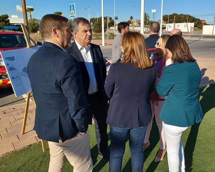 El consejero de Medio Ambiente, Mar Menor, Universidades e Investigación, Juan María Vázquez, presenta el inicio de las obras de la primera fase del nuevo Parque de Bomberos de San Pedro del Pinatar
