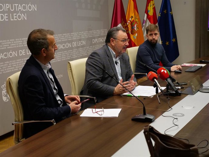 El presidente de la Diputación de León, Eduardo Morán, entre el diputado del área de Hacienda, Santiago Dorado (I) y el director de proyectos de Osoigo Next, Nacho Barrio