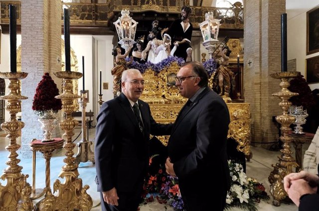 El consejero de Turismo, Cultura y Deporte, Arturo Bernal, en su visita a los titulares de la Hermandad de Santa Marta.