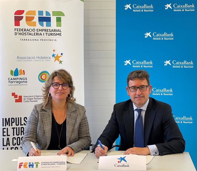 Josep Maria Gonzlez y  Berta Cabré firman la renovación del acuerdo de colaboración para establecer una línea de crédito de 100 millones de euros.