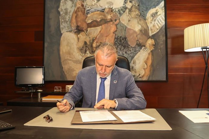 El presidente de Canarias, Ángel Víctor Torres, firma el decreto que disuelve el Parlamento y convoca las elecciones autonómicas