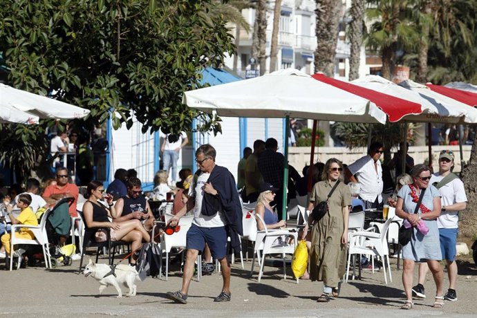 Archivo - Turistas disfrutan de una jornada de altas temperaturas. Imagen de archivo.