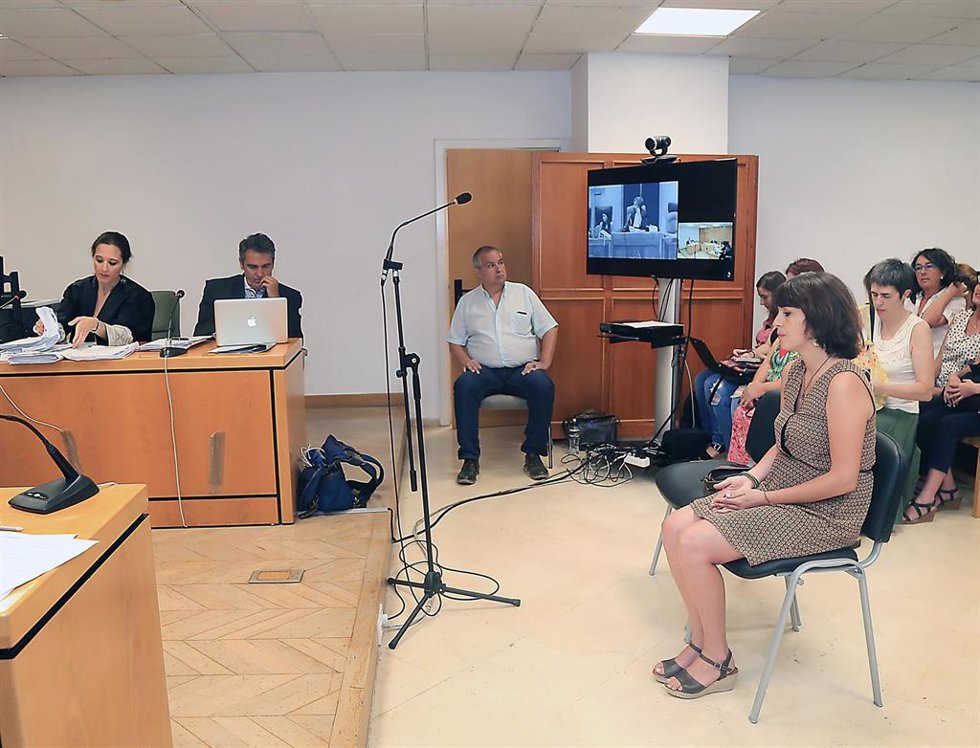 Archivo - Juana Rivas durante el juicio que se celebró en el Juzgado de lo Penal 1 de Granada por la sustracción de sus dos hijos menores.