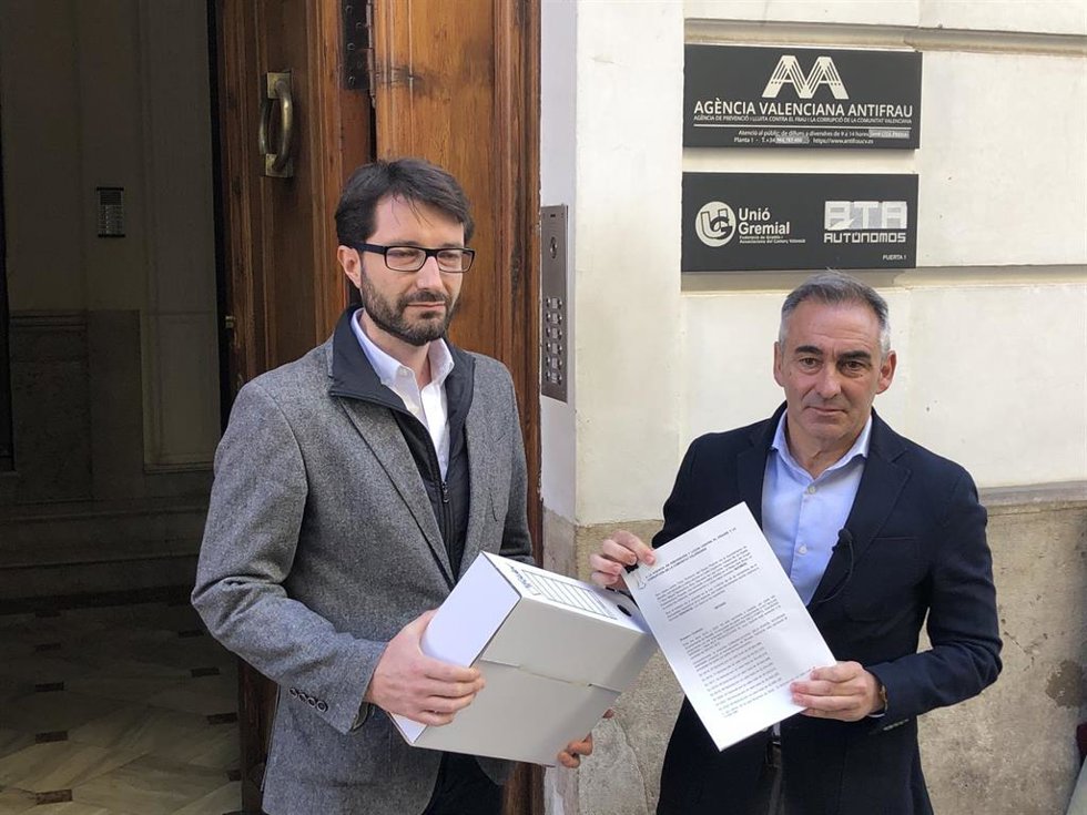 El portavoz del PP en el Ayuntamiento de Morella, Jesús Lecha, y el director de campaña del PPCV, Miguel Barrachina, presentan una denuncia en la Agencia Valenciana Antifraude