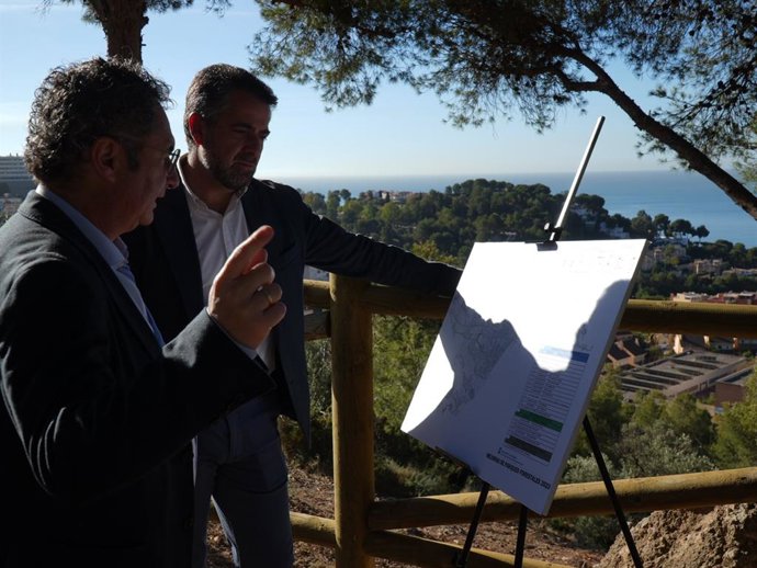El concejal del Área de Sostenibilidad Medioambiental, Francisco Cantos, acompañado del concejal del distrito Este, Carlos Conde, en el Parque Forestal de Hacienda Clavero