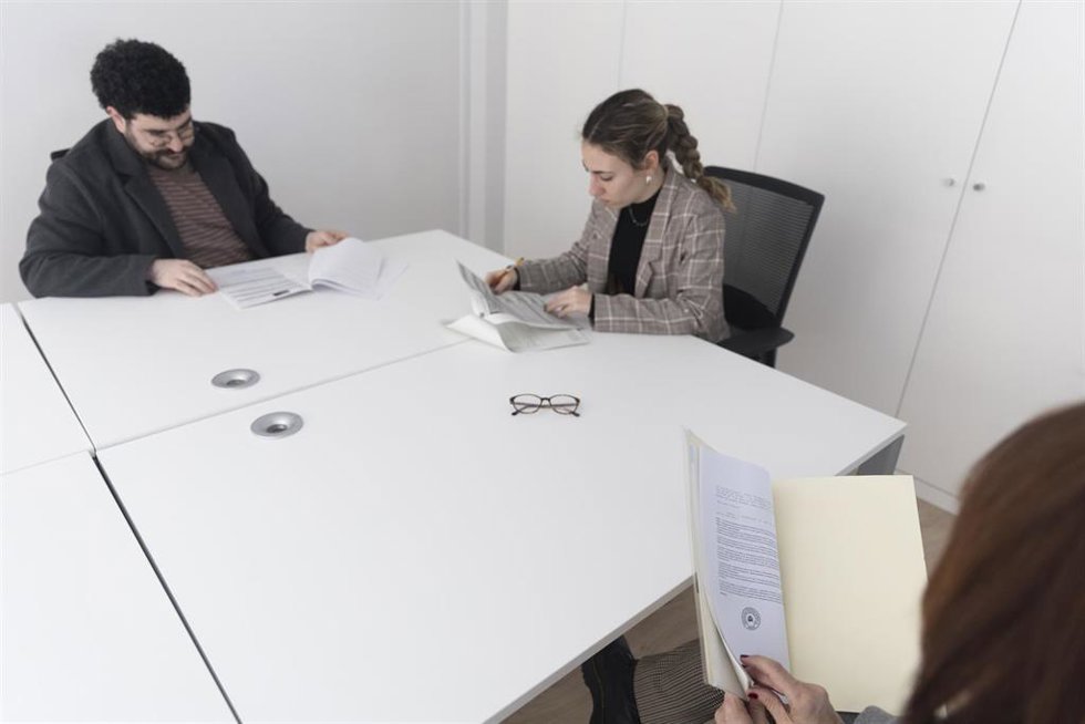 Simulación de firma de una hipoteca, a 15 de marzo de 2023, en Madrid (España)