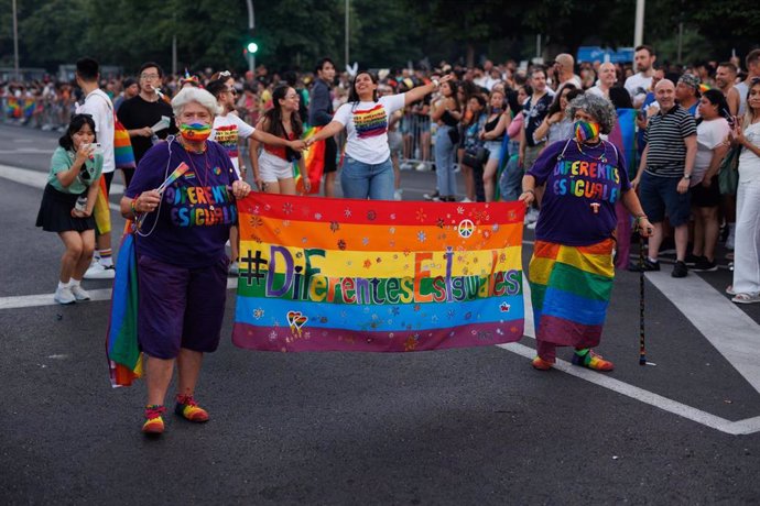 Archivo - Asistentes disfrutan en la manifestación por el Orgullo LGTBIQ+