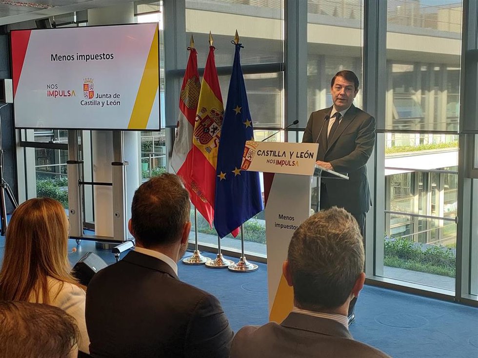 El presidente de la Junta de Castilla y León, ALfonso Fernández Mañueco, en la presentación de las deducciones fiscales y rebajas en la Declaración de la Renta en Salamanca.
