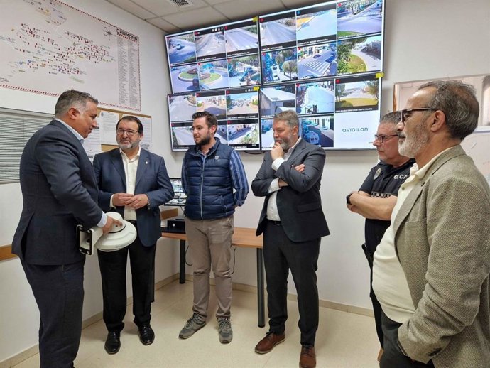 Representantes de Innovasur con el alcalde de Carmona, Juan Ávila.