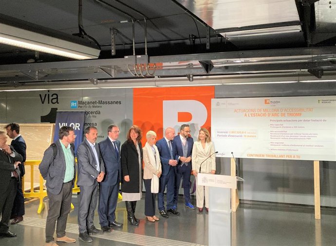 La ministra Raquel Sánchez, el conseller Juli Fernández, la teniente de alcalde Laia Bonet y el delegado del Gobierno, Carlos Prierto, en la estación de Arc de Triomf de Barcelona.