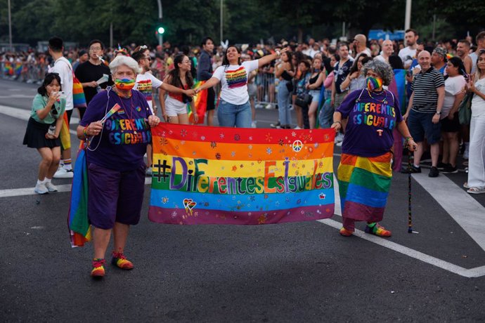 Archivo - Asistentes disfrutan en la manifestación por el Orgullo LGTBIQ+, a 9 de julio de 2022, en Madrid (España). La marcha, organizada por COGAM y FELGTB, y reivindicativa y festiva a partes iguales, recorre el centro de Madrid para reivindicar el d