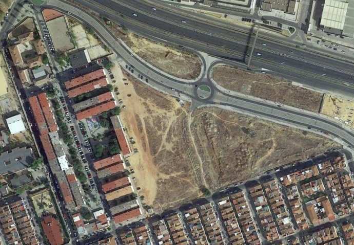 La parcela, en la calle Auxiliar de Farmacia Enrique Martín Rodríguez de Alcalá de Gudaíra, consta de 2.484 metros cuadrados y permite una superficie total construida de 13.800 metros cuadrados.