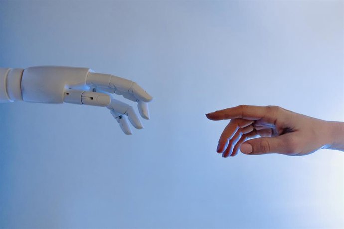 Archivo - Mano de un robot.