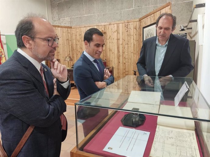 Inauguración de la exposición sobre el IES Virgen del Carmen.