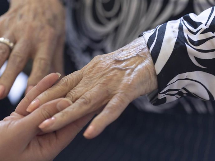 Archivo - "La Piel Nos Conecta", La Campaña De Sanex Y Nadiesolo Que Explora Los Beneficios Del Contacto Piel Con Piel En Personas Que Sufren Soledad No Deseada
