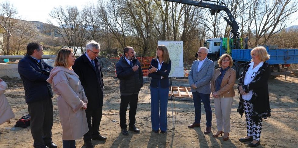 El presidente de Aragón, Javier Lambán, visita las obras de la depuradora 'Sabiñánigo Alto', junto con la alcaldesa de Sabiñánigo, Berta Fernández, y el consejero de Agricultura, Ganadería y Medio Ambiente, Joaquín Olona.